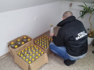 80 litrów alkoholu bez polskich skarbowych znaków akcyzy ujawnili straznicy graniczni z Placówki w Hermanowicach 