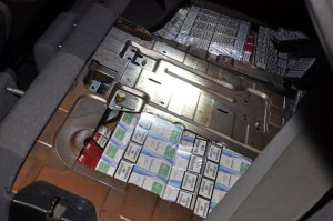 Funkcjonariusze z Placówki SG w Rzeszowie -Jasionce ujawnili 2,4 tysiąca paczek papierosów z przemytu. 