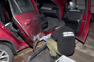 Narkotyki ukryte były w podłodze pojazdów. 
