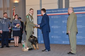 sierż. szt. SG Łukasz Rogowski z psem służbowym Jano - Placówka SG w Horyńcu - Zdroju 