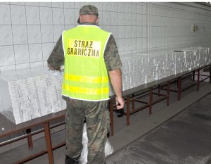 Funkcjonariusze z PSG w Korczowej papierosy z przemytu znaleźli w starej skrzyni na strychu domu 