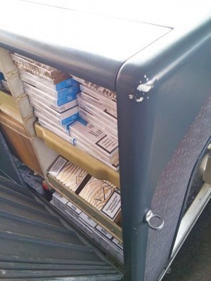 Papierosy ukryte byłe w minibarku znajdującym się w autokarze 
