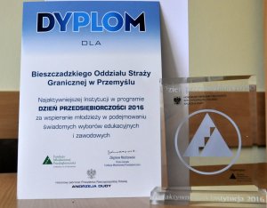 statuetka i dyplom 
