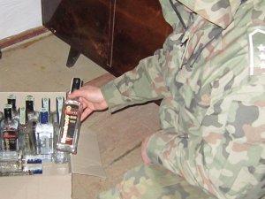 Na posesji zatrzymanego ujawniono dodatkowo 7 litrów alkoholu również pochodzącego z przemytu 