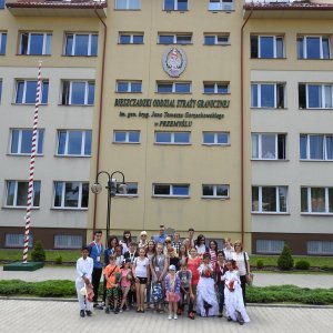 Pamiątkowe wspólne zdjęcie przed Komendą BiOSG 