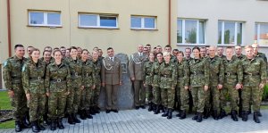 Pamiątowe zdjęcie nowo mianowanych kaprali Straży Granicznej 