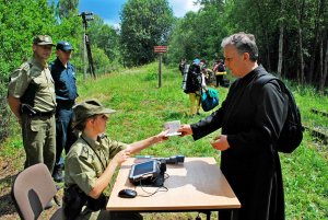 Odprawa pielgrzymów poza przejściem granicznym 