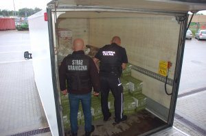 2100 butelek wina zabezpieczyli funkcjonariusze SG i KAS 