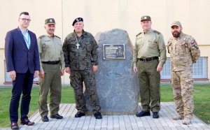 w środku od lewej - ewangelicki biskup wojskowy ks. płk Mirosław Wola, po prawej - ks. płk SG Kornel Undas - dziekan SG z Kościoła ewangelicko-augsburskiego oraz ks. por. Marcin Konieczny, od lewej - Zastępca Komendanta BiOSG płk SG Marek Głuszczak i Naczelnik Strzeżonego Ośrodka ppłk SG Grzegorz Kłębek 
