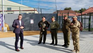 goście na nowo wybudowanym placu rekreacyjnym ośrodka 