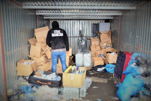 Nielegalna rozlewnia alkoholu w garażu na terenie Jarosławia 