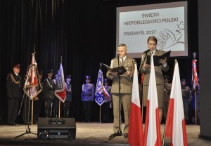 Służby mundurowe z okazji Narodowego Święta Niepodległości na Zamku Kazimierzowskim w Przemyślu 