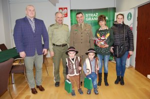Życzenia od przedszkolaków składane na ręce Komendnatów BiOSG 