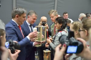 Przekazanie światełka w przejściu granicznym w Budomierzu 