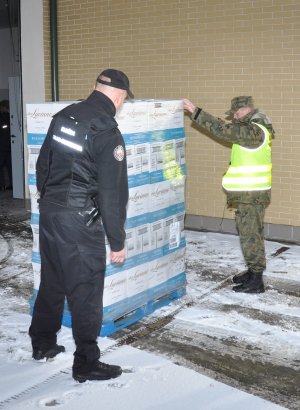 Naczepa wypełniona hiszpańskim winem bez akcyzy 