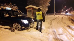 patrol SG dokonujący kontroli drogowej 