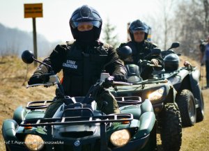 patrol funkcjonariuszy SG na quadach 