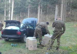 pudła wypełnione nielegalnymi papierosami 