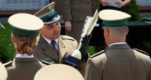 Komendant BiOSG wręcza reprezentacji sportowców puchar za osiągnięcia w sporcie  w 2017r. 
