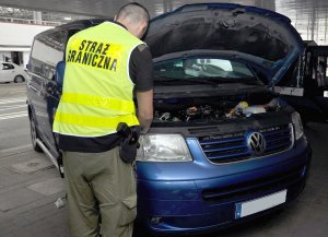 Na przejściu drogowym w Korczowej zatrzymano kradzione pojazdy 