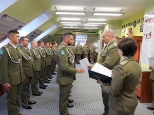 Zastępca Komendanta BiOSG płk SG Adam Pacuk wręcza akty mianowań chorążym 