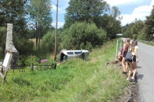 pojazd "wyleciał" z drogi i kilkakrotnie dachował 