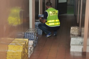 nielegalne papierosy ujawnione podczas kontroli drogowej 