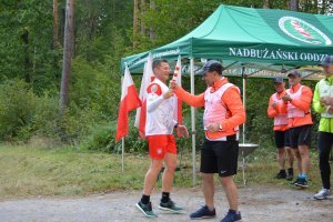 Komendanci sąsiadujących oddziałów Straży Granicznej przekazują sobie pałeczke sztafetową 