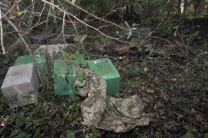 ujawniono 20 kartonowych pudeł i parciane szelki do noszenia pakunków na plecach 