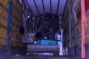 skradziona mikrokoparka transportowana w przyczepie tira 