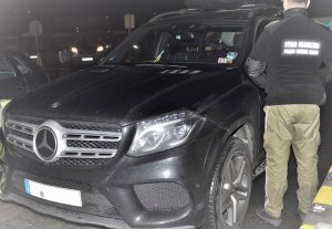 zatrzymany mercedes 