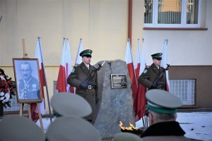 obelisk z tablicą pamiatkową patrona BiOSG 
