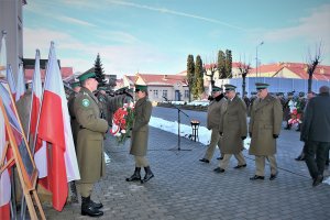 Przy obelisku z tablicą pamiątkową Patrona złożono wieńce i kwiaty 