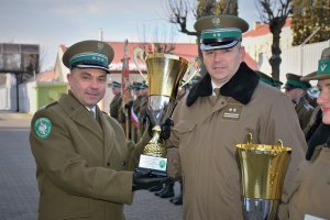Puchar za zajęcie I miejsca dla drużyny sportowej – odebrał Komendant Placówki SG w WETLINIE 