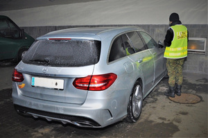 zatrzymany mercedes z wypożyczalni 