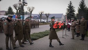 złożenie kwiatów przed obeliskiem 