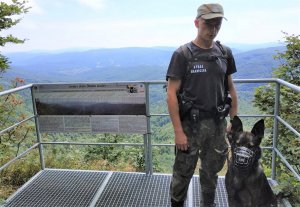 St. sierż. Paweł Majka z psem Dastonem podaczas patrolu na granicy 