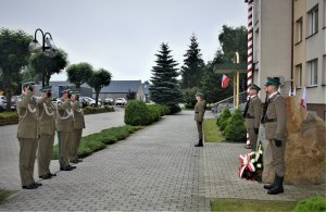 złożenie kwiatów przed obeliskiem 