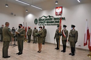 wręczenie dyplomu uznania st. sierż. SG Pawłowi Majce z placówki SG w Wetlinie 