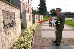 gen. bryg. SG Robert Rogoz przy pamiątkowej tablicy KOP 