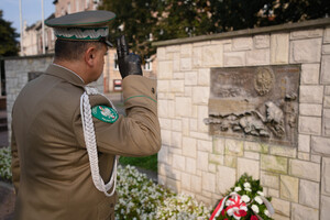 gen. bryg. SG Robert Rogoz przy pamiątkowej tablicy KOP 