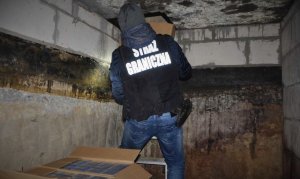 ujawniona skrytka z nielegalnymi papierosami 