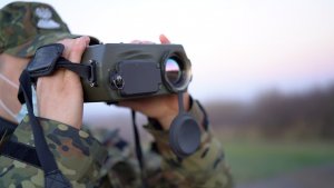 patrol straży granicznej z nowoczesną kamerą termowizyjną 