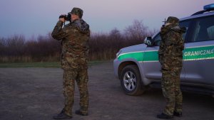 patrol straży granicznej z nowoczesną kamerą termowizyjną 