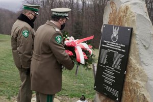 fot. złożenie kwiatów pod tablicą poświęconą Pamięci Kapelanów Katyńskich w Kalwarii Pacławskiej 