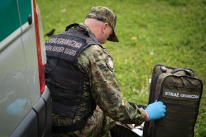 funkcjonariusz SG udziela pierwszej pomocy przedmedycznej 