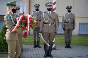 złożenie kwiatów przed obeliskiem 
