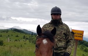 Sierż. szt. SG Bartosz Świderski w patrolu konnym na granicy 