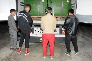 Imigranci z Afganistanu kilka dni podróżowali w naczepie tira Imigranci z Afganistanu kilka dni podróżowali w naczepie tira
