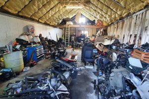Warsztat samochodowy w którym ujawniono skradzione przedmioty 